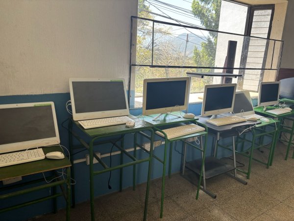 Donaci&oacute;n de computadoras al Centro de Educaci&oacute;n Especial EFINE